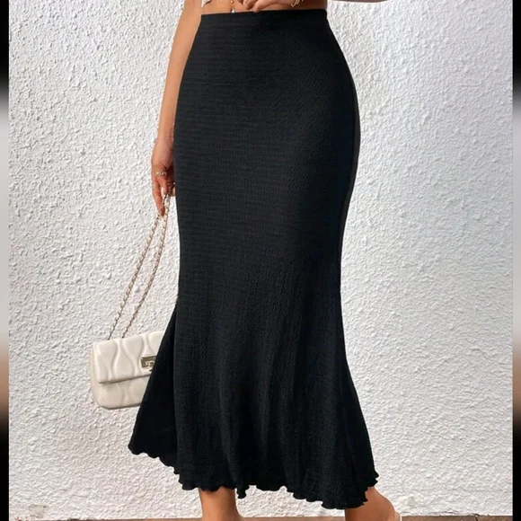 Women Solid Mermaid Hem Black Skirt - Picture 1 of 4